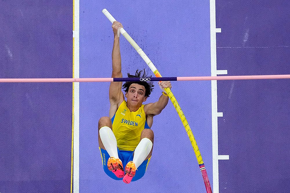 | Photo: AP/David J. Phillip : Armand Duplantis competes in the men's pole vault final